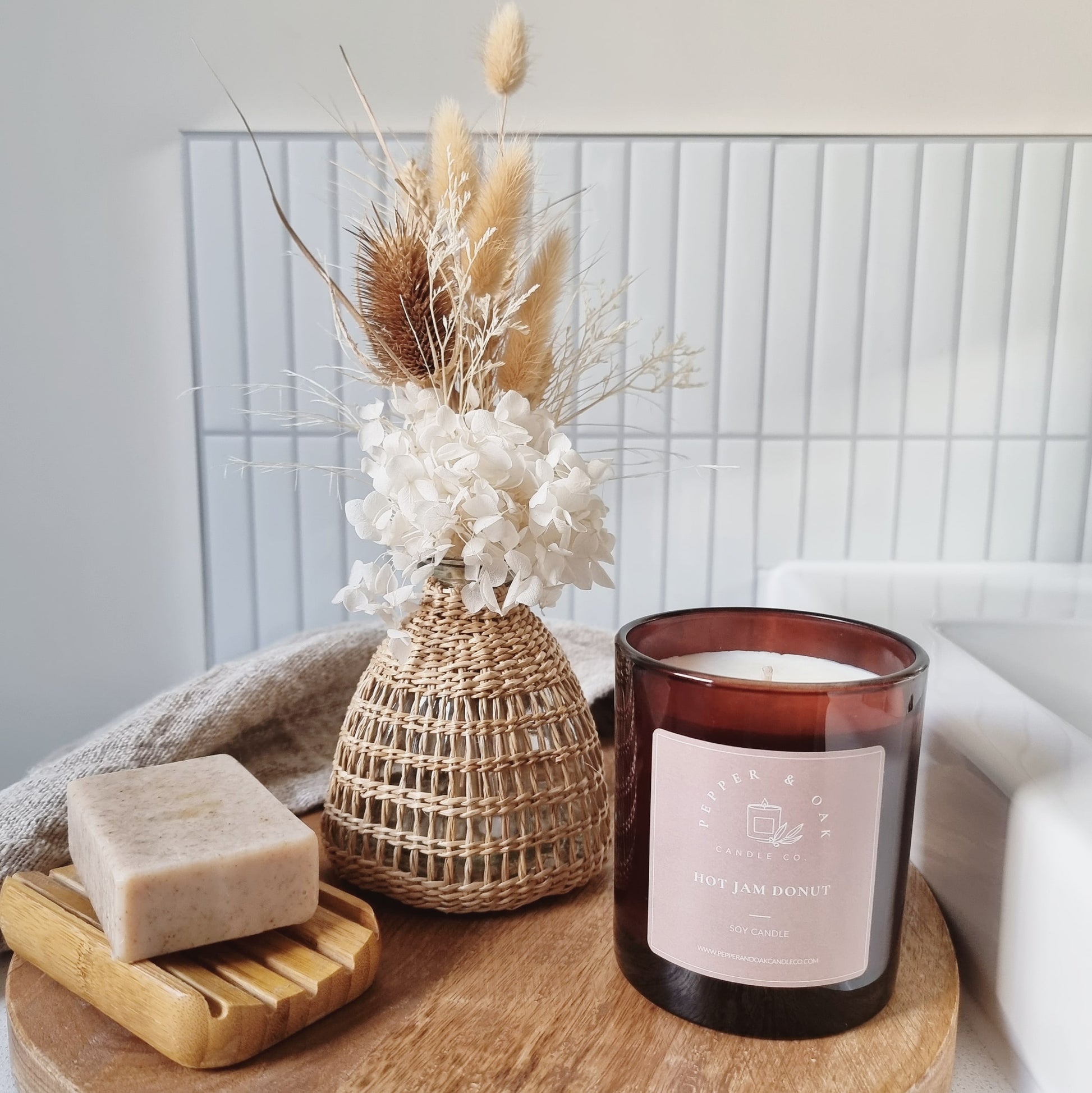 Pepper Oak Candle dried flowers lifestyle candle shoot